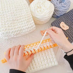 Ygakrkreit Warm Thick Scarf Knitting Kit - 4pcs Yarn + Knitting Tools + Bear Pattern Accessories, Adult DIY Craft Kit, Arts & Crafts Supplies, Ideal Handmade Gift (1 Set)(黑色)